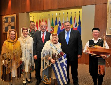 Τα Χριστουγεννιάτικα κάλαντα στο ΥΠΕΘΑ - Συγκίνηση Π.Καμμένου για το τραγούδι της Κυράς της Ρω (φωτό, βίντεο)